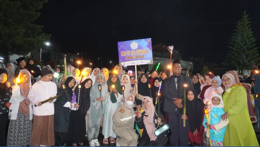 Ratusan Siswa-Siswi Al-Manar Bener Meriah Menggelar Pawai Obor Menyambut Ramadhan 1446 H